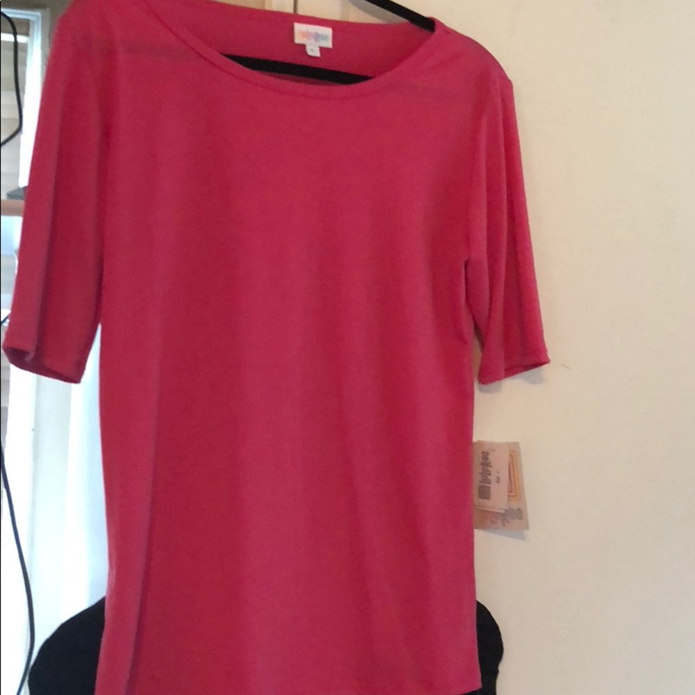LuLaRoe Gigi shirt and Black Cassie skirt